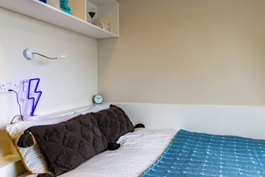 Silver En Suite at The Barn, Bampfylde Street, Newtown, Exeter, EX12FQ - Image 7